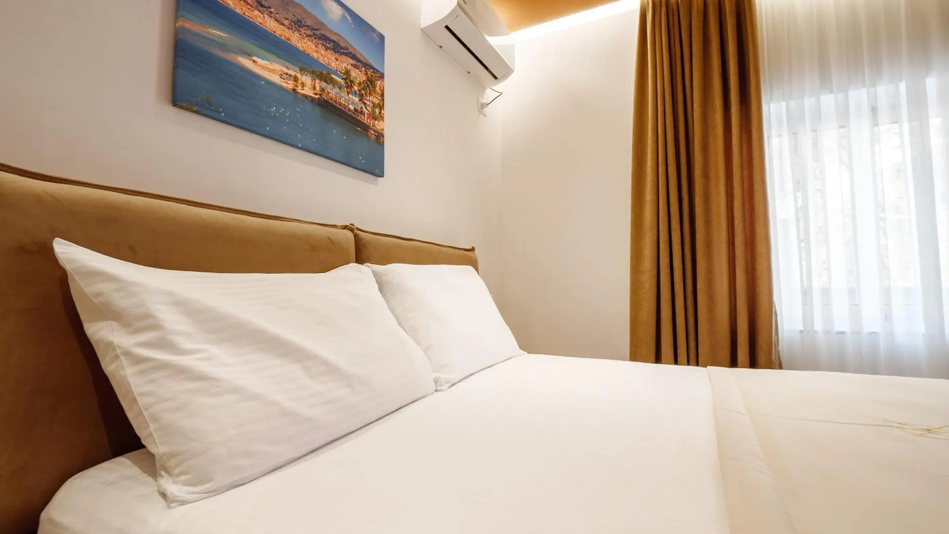 Kronos Hotel Sarandë 0*,