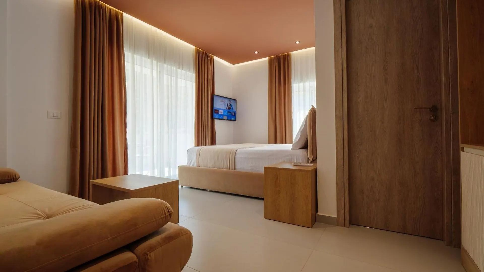 Kronos Hotel Sarandë 0*,  阿尔巴尼亚